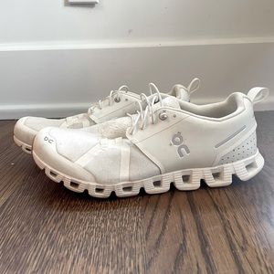 barely worn Men’s On Cloud shoes 9.5